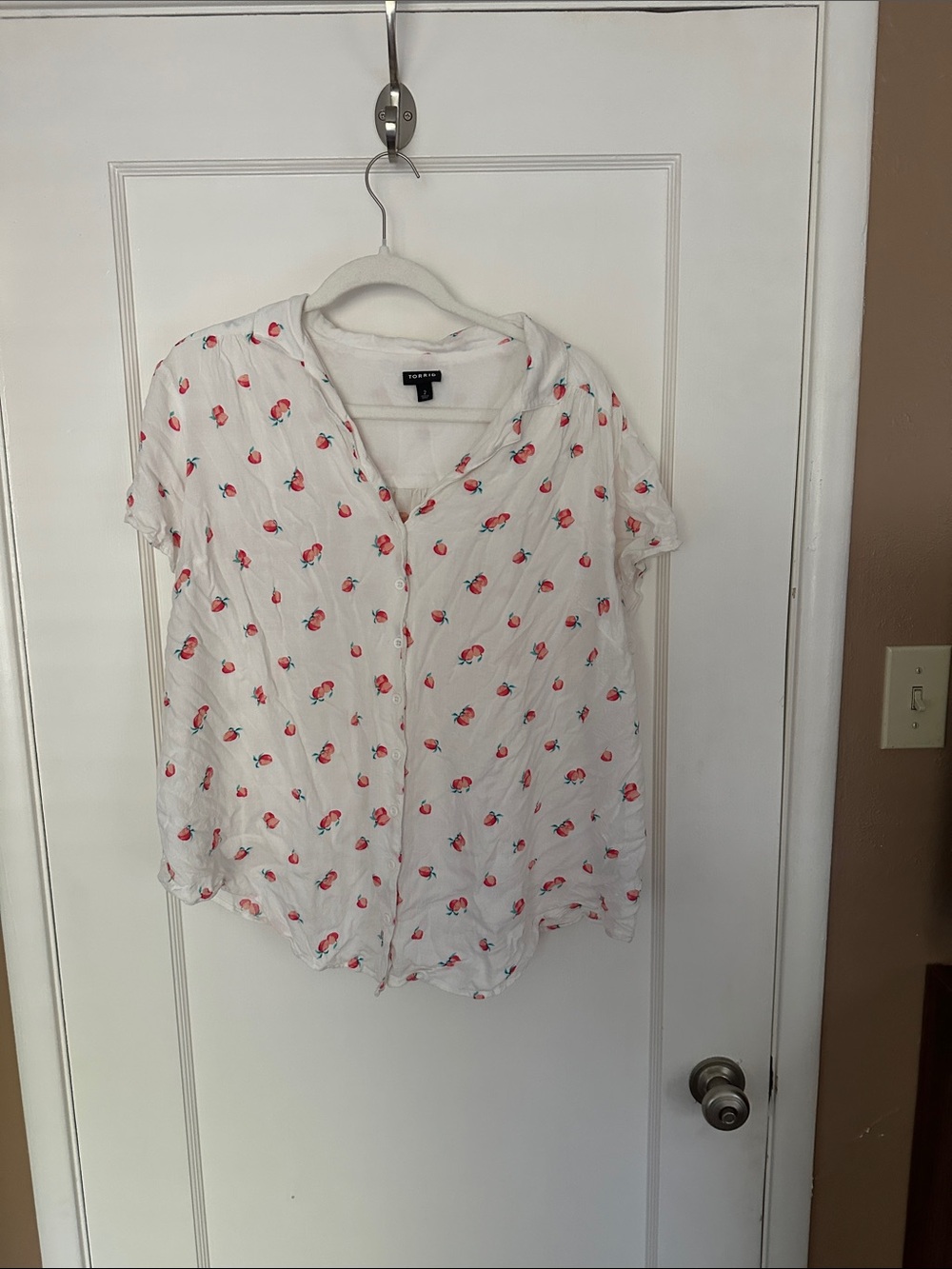 Torrid White Short-Sleeve Button-Up Blouse with peaches Floral Motif